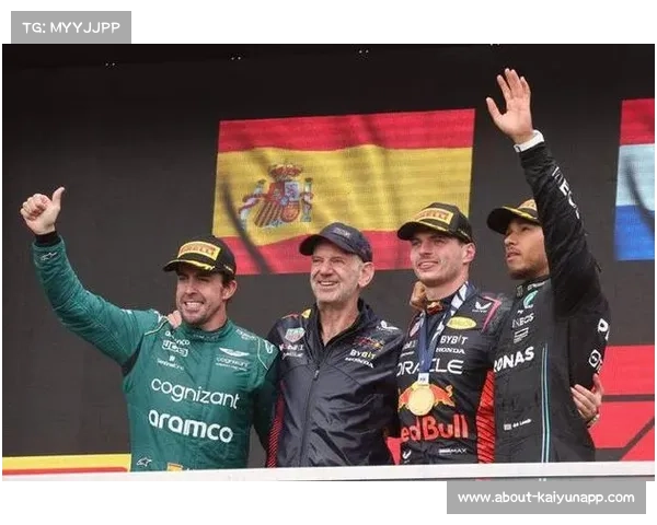 F1拉塞尔与维斯塔潘发生碰撞引发争议 安全车介入改变比赛局势 F1拉塞尔与维斯塔潘发生碰撞引发争议 安全车介入改变比赛局势